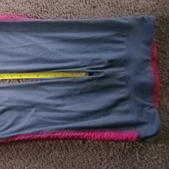 4 PIECE BUNDLE OF WOMENS CLOTHING SIZE MEDIUM. LIKE NEW! EXCELLENT CONDITION! - Picture 12 of 15